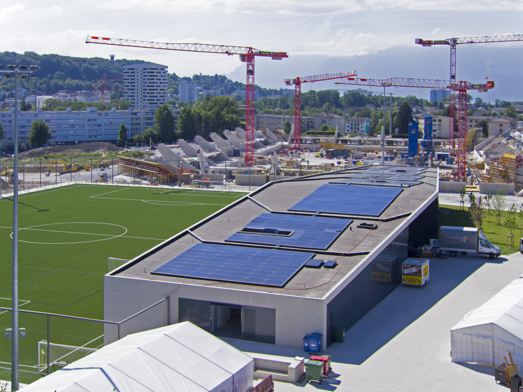 Installation photovoltaïque SI-REN sur le toit du bâtiment du centre de foot de la Tuilière