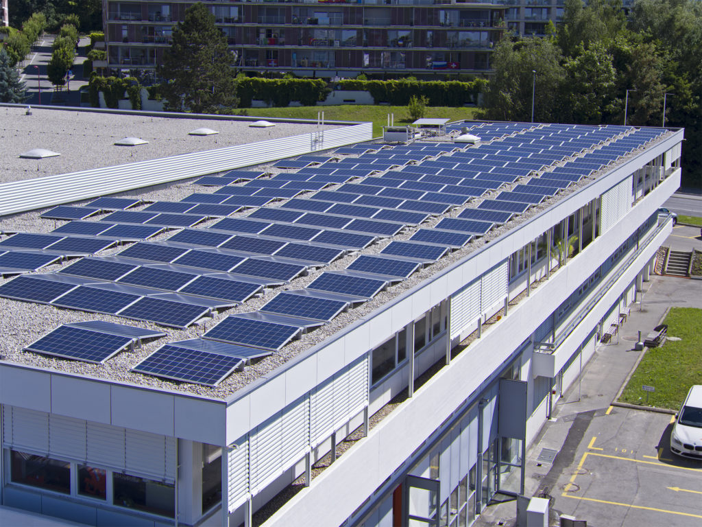 Installation photovoltaïque SI-REN sur le toit du bâtiment sis chemin du Rionzi 52